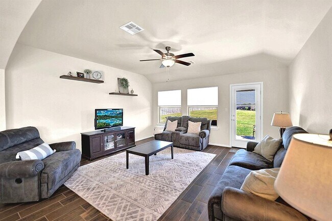 Building Photo - 116 Alba Ave