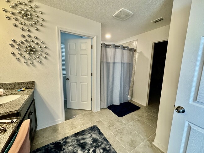 Building Photo - "Spacious 5-Bedroom Sanctuary with 4 Full Baths in Wimauma - 3,566 Sq Ft of Comfort!"