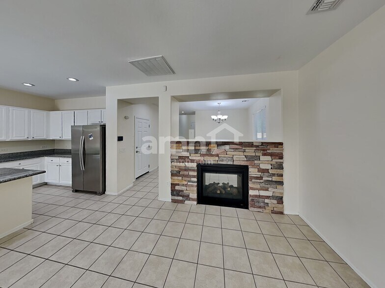 Building Photo - 207 W Calle Matraca