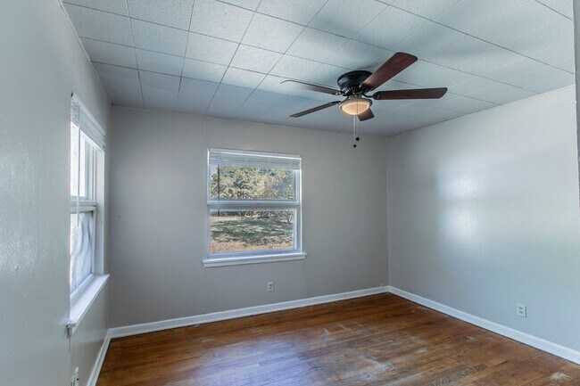 Building Photo - Stylish & Spacious 3-Bed Home