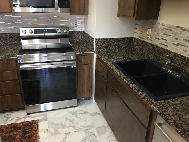 Building Photo - 500 N St