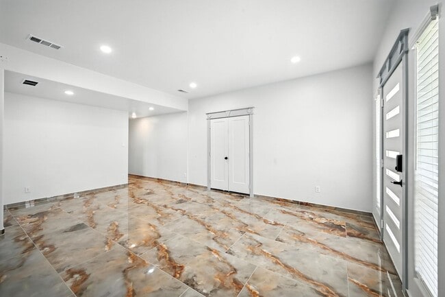 Building Photo - ***936 Elwood Duplex***