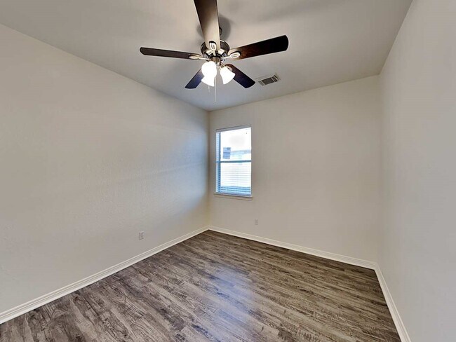 Building Photo - 411 Drake Ln