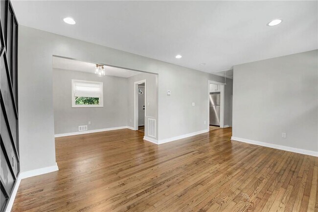 Building Photo - 2692 Rockcliff Rd SE