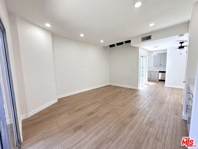 Building Photo - 9939 Topanga Canyon Blvd
