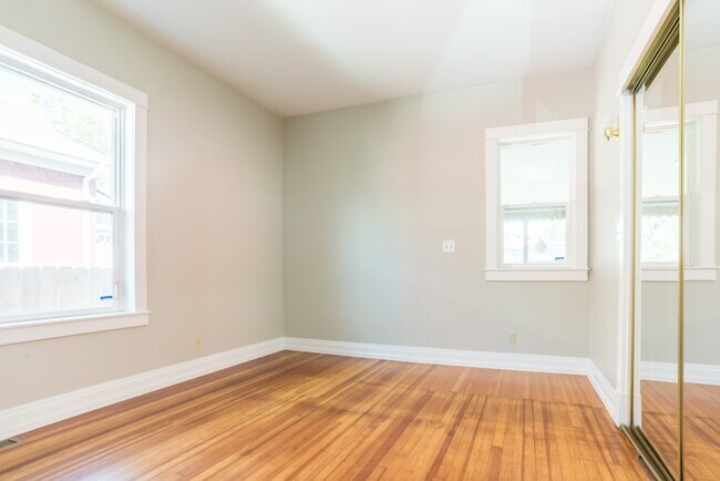 Building Photo - $0 DEPOSIT OPTION. CHARMING BUNGALOW WITH MODERN UPGRADES AND PRIME DENVER LOCATION!