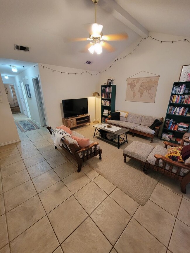 Building Photo - College Station - 3 bedroom / 2 bath duplex with fenced in yard and washer / dryer included