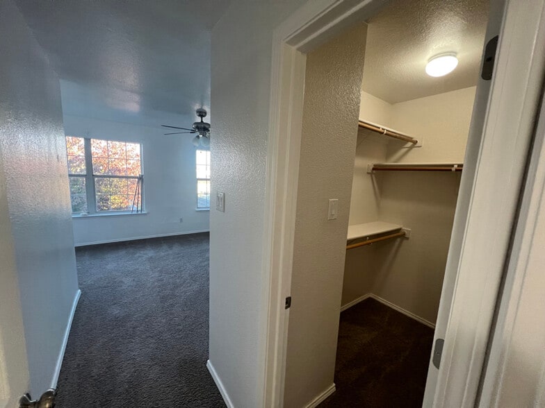 Building Photo - 10636 Wild Oak Dr