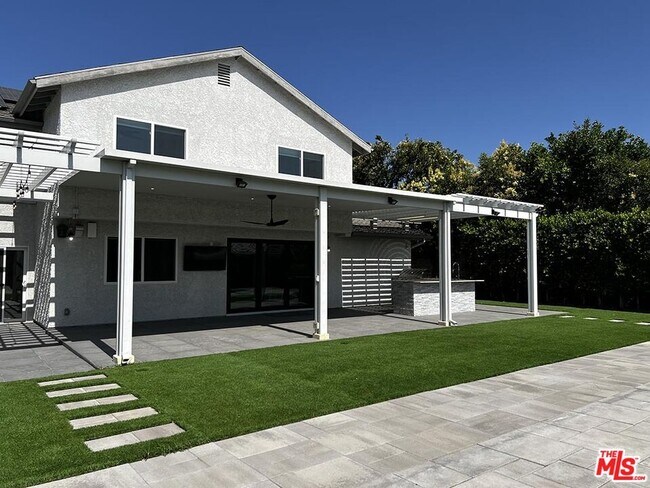 Building Photo - 10758 Cozycroft Ave