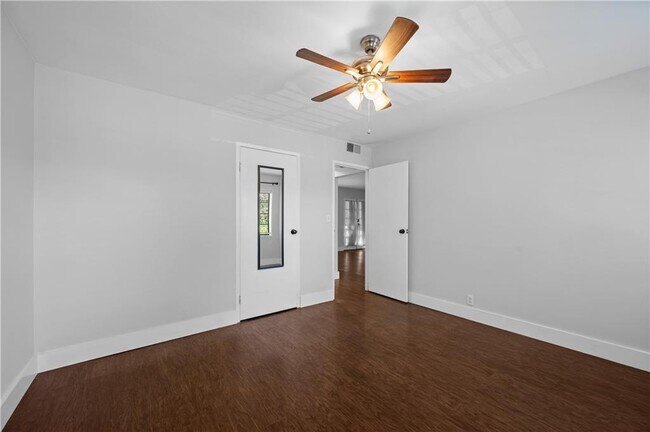 Building Photo - 1370 Chalmette Dr NE