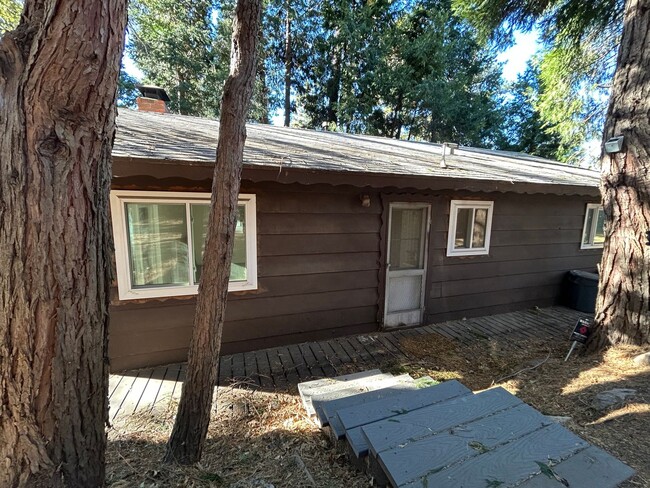 Building Photo - Cozy 2 Bedroom 1 Bathroom Home In Crestline!