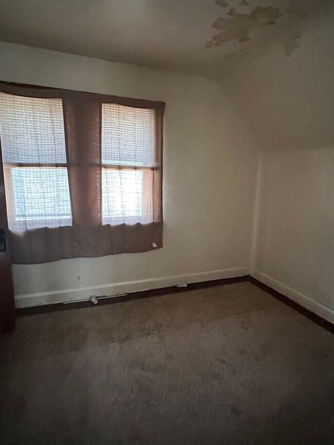 Building Photo - Youngstown Single Home