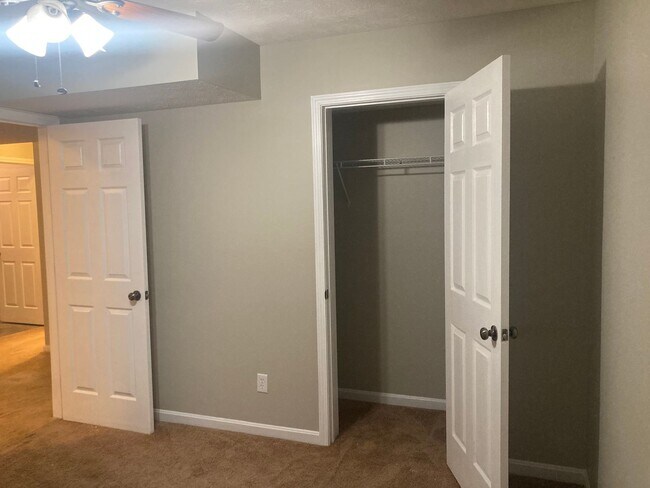 Building Photo - 128 Twin Lakes Dr