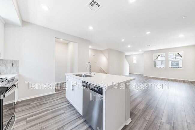 Building Photo - 28048 Oakdale Dr