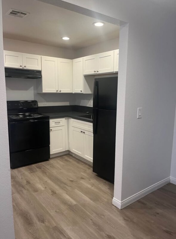 Building Photo - 1750 Karen Ave