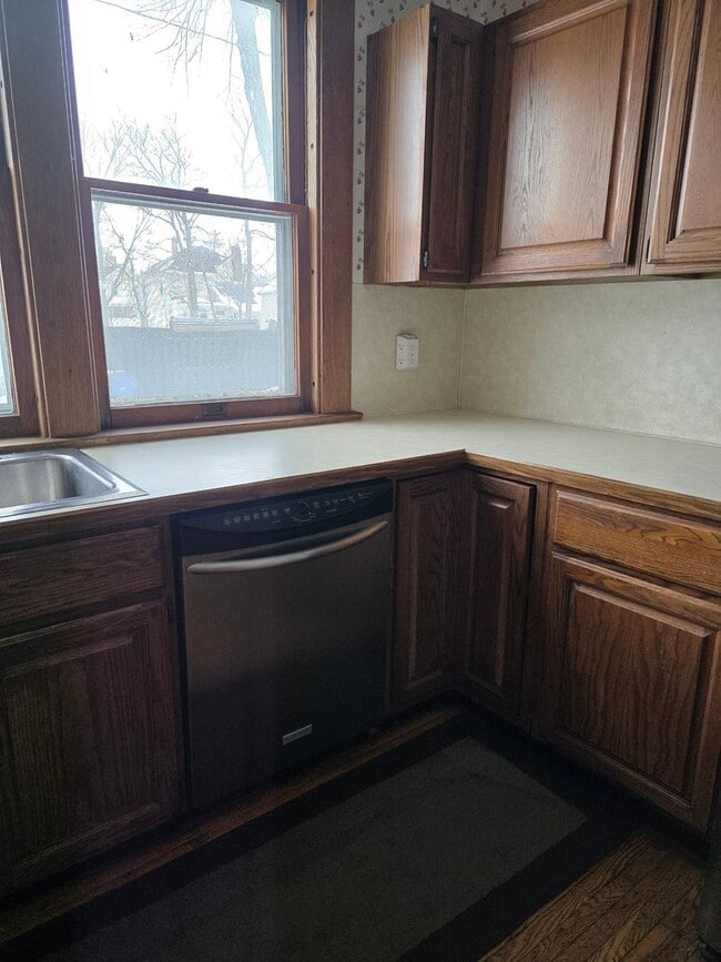 Building Photo - Large Home in Bowling Green