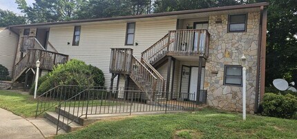 Building Photo - ****** HALF OFF FIRST FULL MONTH OF RENT!! ******