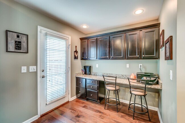 Building Photo - 1431 Riverbrook Dr