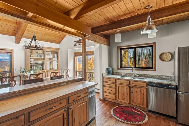 Building Photo - 2055 Faraway Rd