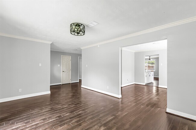 Building Photo - 211 W North Hill Dr