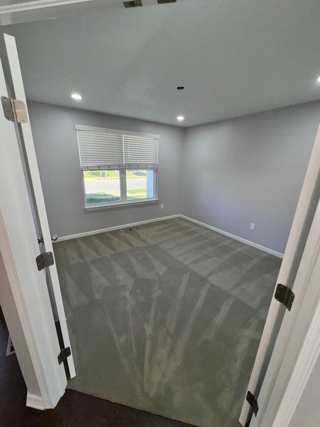 Building Photo - 4-Bedroom House for Rent