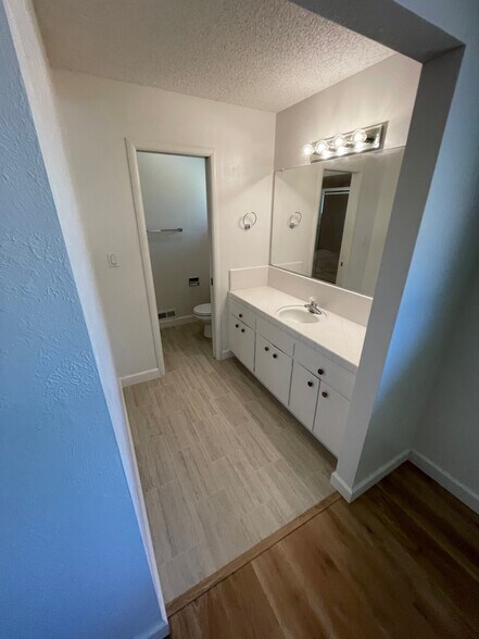 Building Photo - 6940 Los Cerros Dr