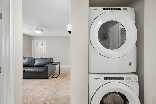 Building Photo - 2 Bed / 2 Bath Bridge-Level Condo with Ocean View & 2 parking stalls