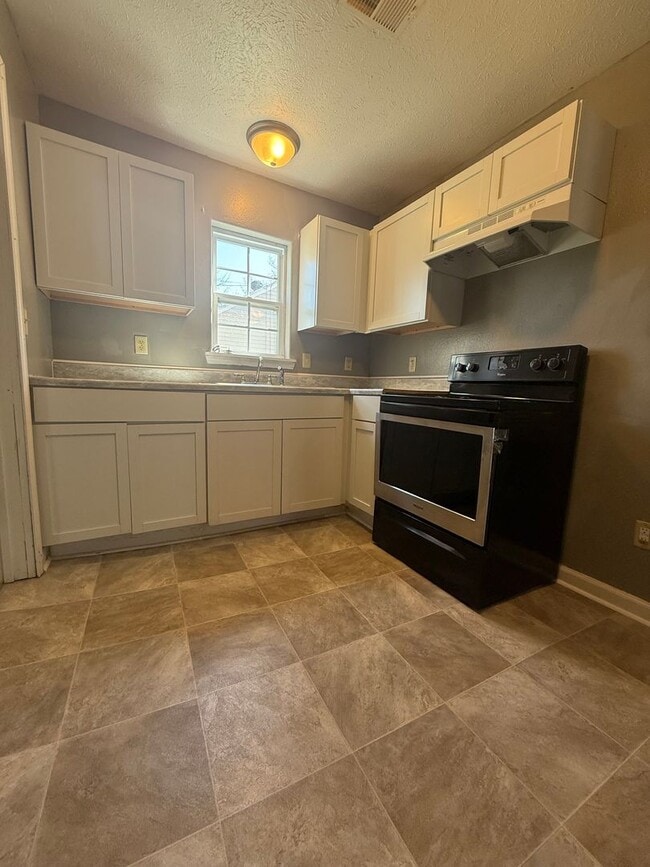 Building Photo - Available Now 2 Bedroom 1 bath House!!