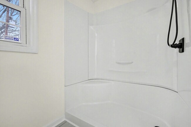 Building Photo - Two Bedroom Two Bathroom House with office and upstairs bonus room!   Fenced Yard!  Dogs Welcome!