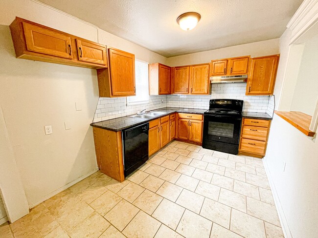 Building Photo - MOVE IN READY! Updated 2 Bed - 1 Bath NW OKC!