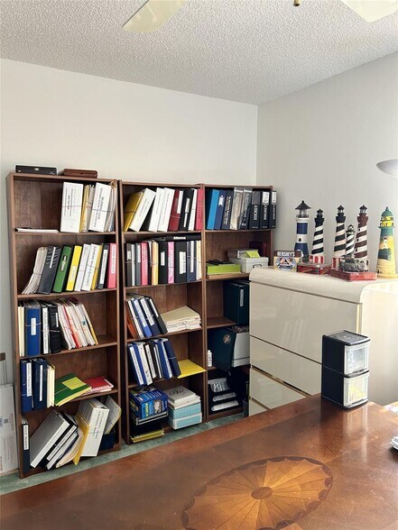 Building Photo - 3121 N Palm Aire Dr