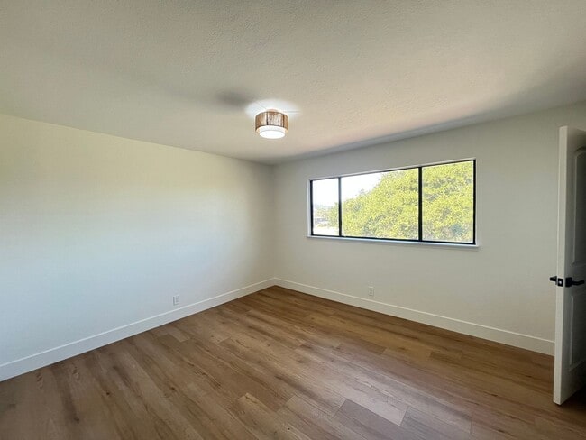 Building Photo - Newly renovated Townhome Grove Heights 1.5...
