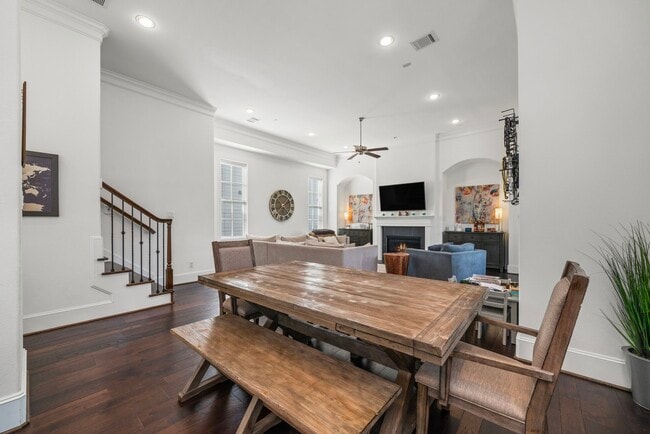 Building Photo - 816 Ennis St