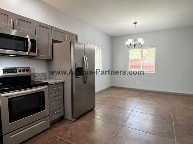 Building Photo - Newer Two Bedroom Town Homes