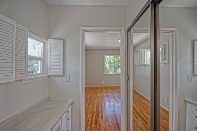 Building Photo - Incredibly Charming & Bright 3BR2BA Home w...