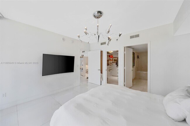Building Photo - 475 Brickell Ave
