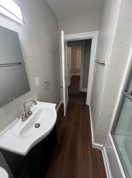 Building Photo - 342 W 10th St