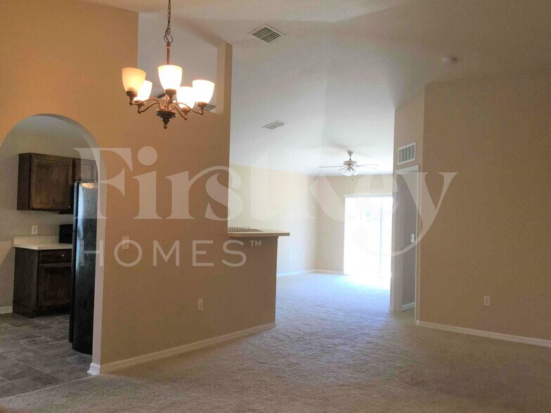 Building Photo - 425 Hammerstone Ave