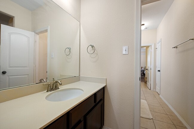 Building Photo - 4627 Miramar Dr