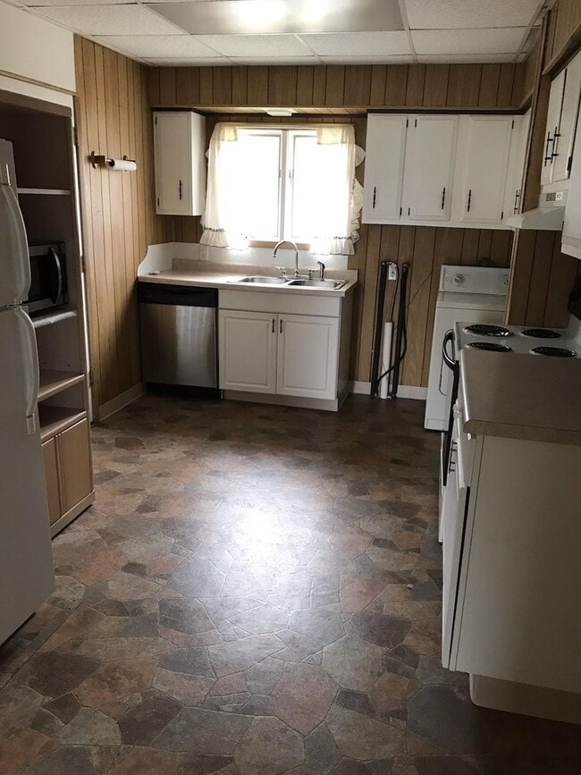 Building Photo - 3 bedrooms 2 baths