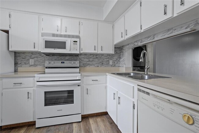 Building Photo - 6062 Willowpointe Cir