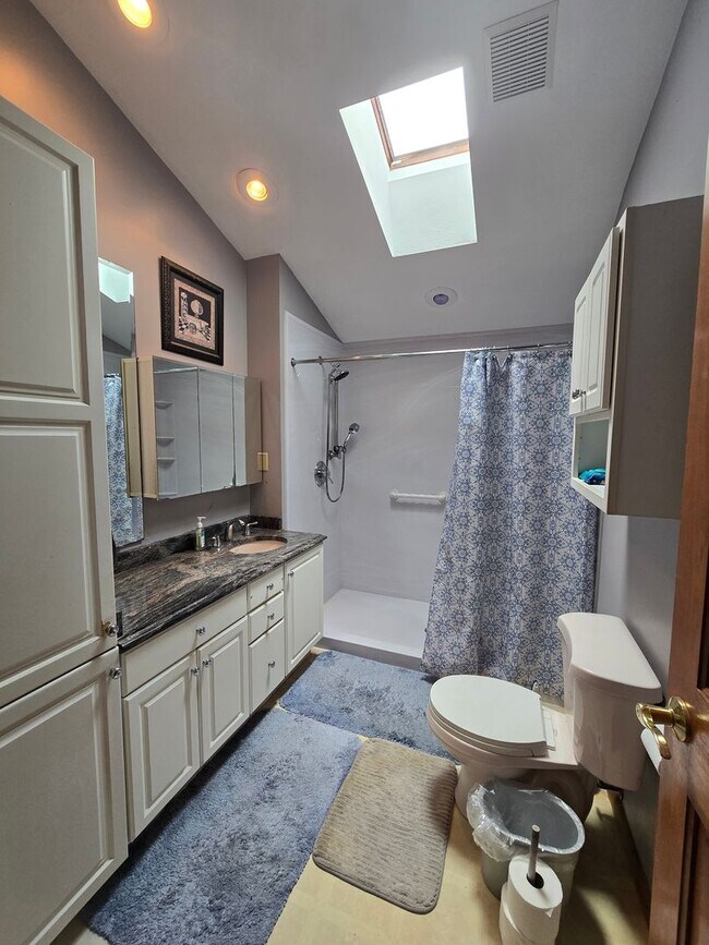 Building Photo - Beautiful Split Entry - 3 Bedroom 2 Bathro...