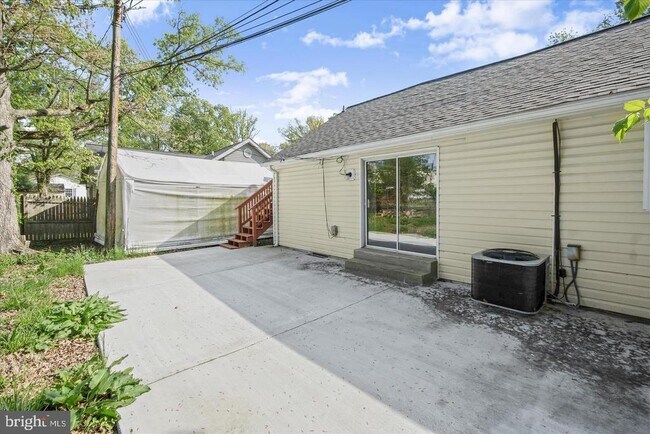 Building Photo - 6306 Leapley Rd