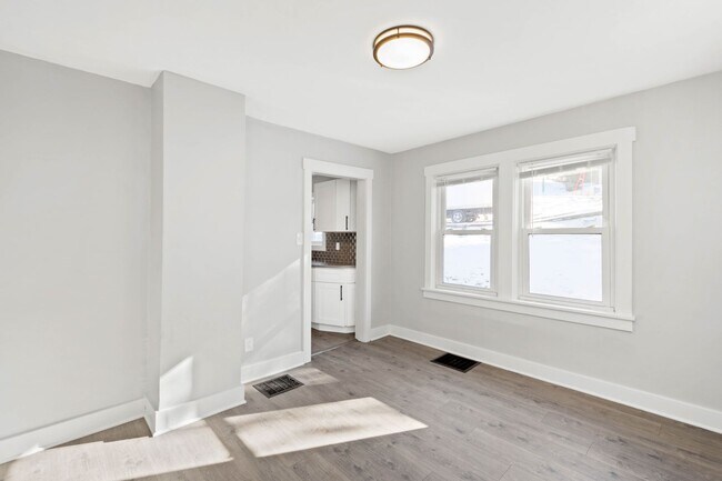 Building Photo - Stunning 4 bedroom home in Castle Shannon available September 1!
