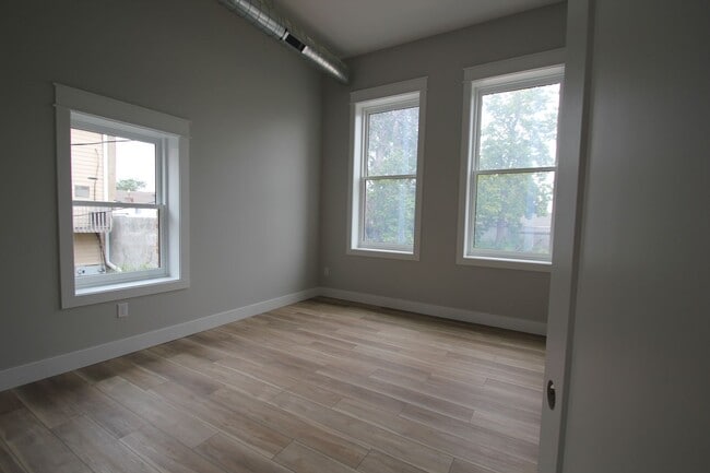 Building Photo - Beautifully remodeled 2 Bed + office apartment in Downtown Panora