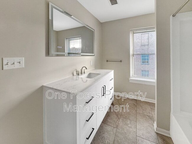 Building Photo - 414 W 4th St