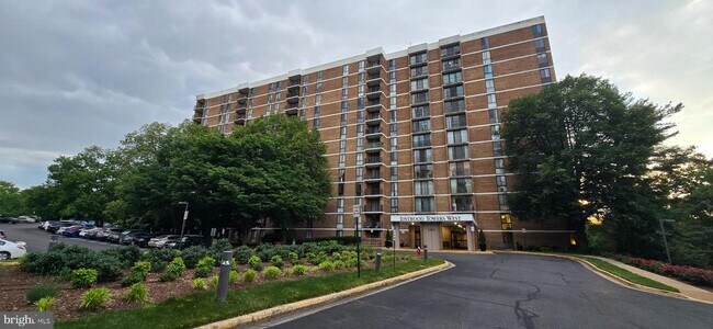 Building Photo - 2300 Pimmit Dr