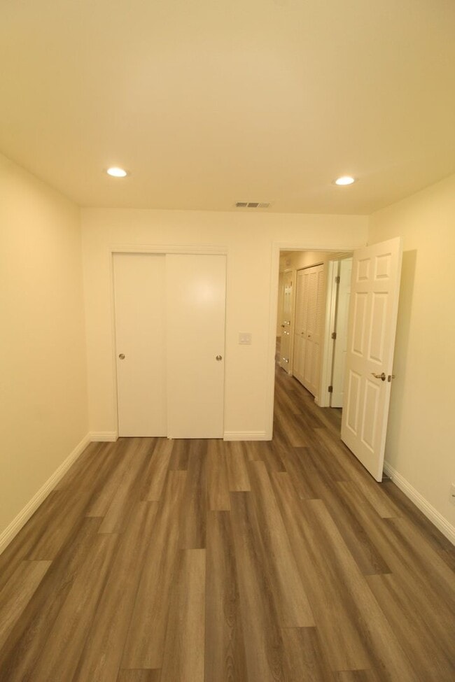 Building Photo - Remodeled 2+1 Upstairs Parkside Condo