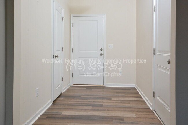 Building Photo - 409 Vassar Dr
