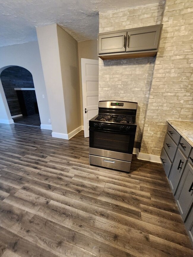 Building Photo - 3 Bedroom House for Rent on W 25th - MOVE IN READY AND CLEAN